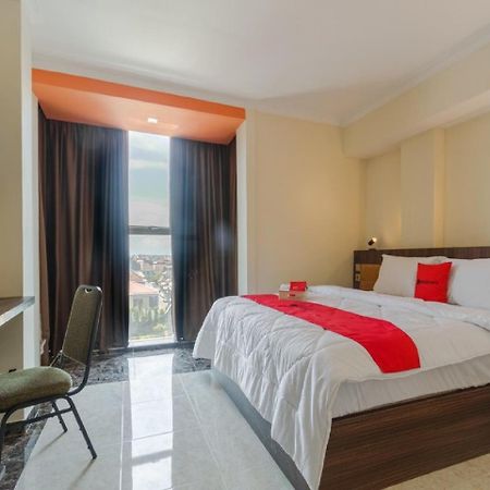 Reddoorz Plus @ Boulevard Panakkukang Макасар Экстерьер фото
