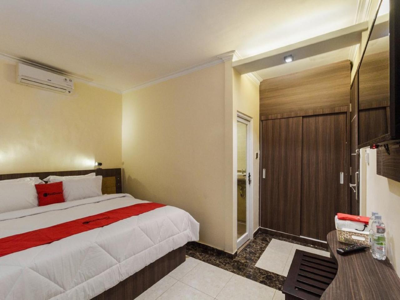 Reddoorz Plus @ Boulevard Panakkukang Макасар Экстерьер фото