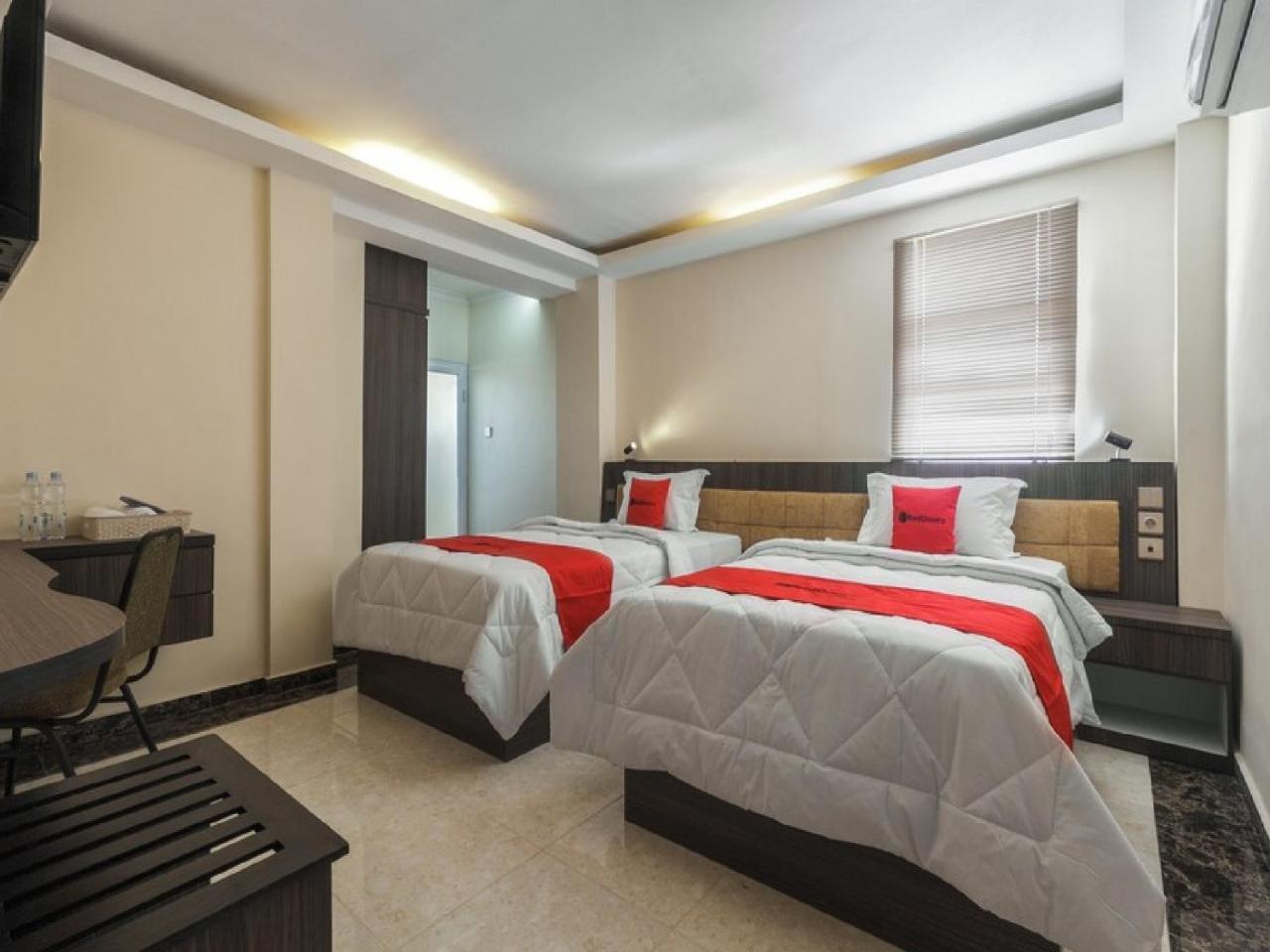 Reddoorz Plus @ Boulevard Panakkukang Макасар Экстерьер фото