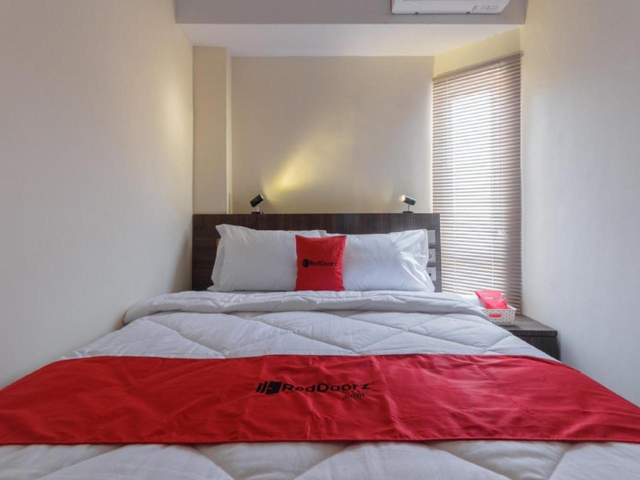 Reddoorz Plus @ Boulevard Panakkukang Макасар Экстерьер фото