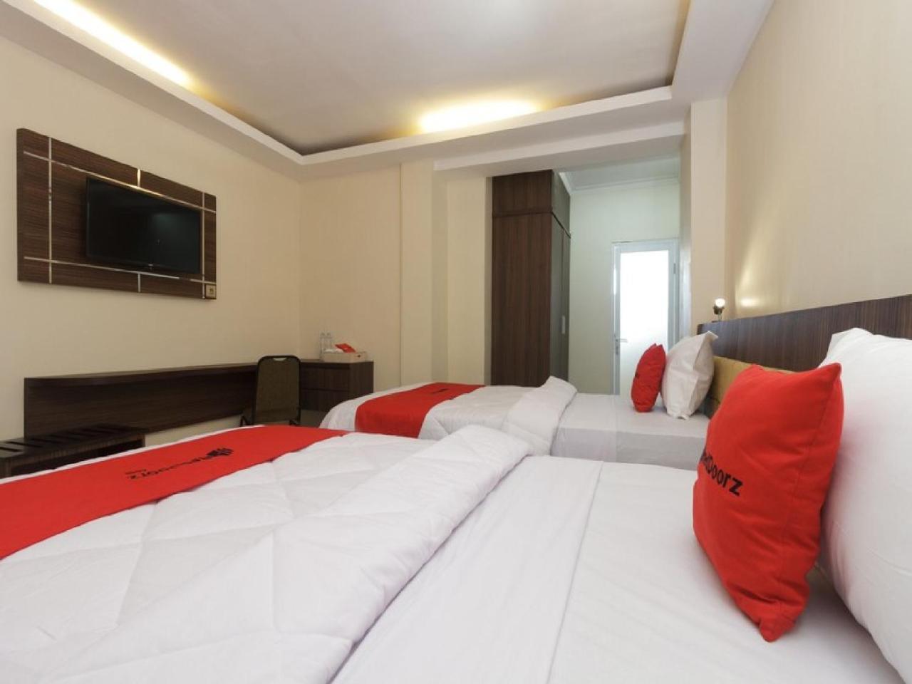 Reddoorz Plus @ Boulevard Panakkukang Макасар Экстерьер фото