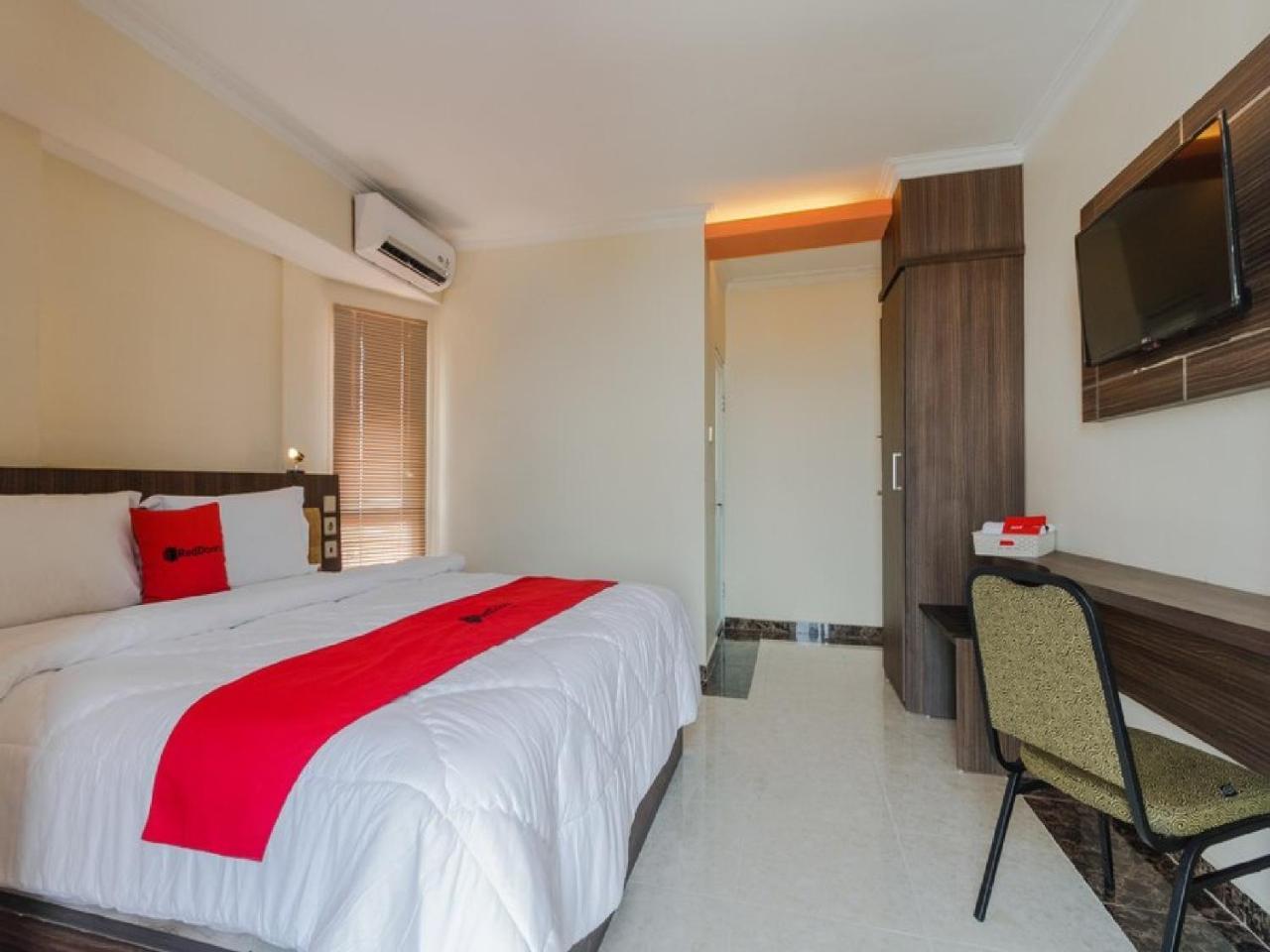 Reddoorz Plus @ Boulevard Panakkukang Макасар Экстерьер фото