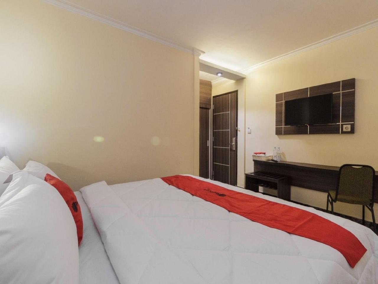 Reddoorz Plus @ Boulevard Panakkukang Макасар Экстерьер фото
